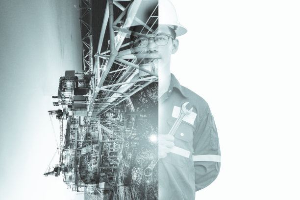 工程师或技术员双重暴露与安全帽操作平台或工厂使用平板与海上石油和天然气平台背景的油气业务概念。图片下载