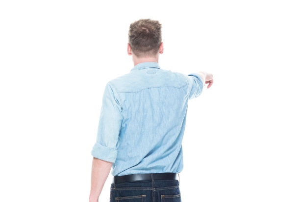 英俊的男人站着用手指着图片下载