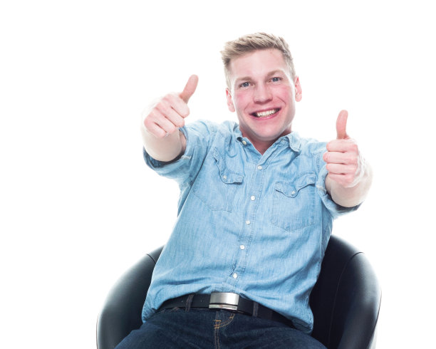 坐着的男人竖起大拇指图片下载
