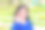 可爱的亚洲小女孩在田里吃草莓。图片下载