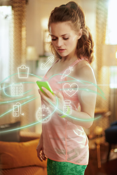 运动女性在智能手机上使用在线健身教练服务图片下载