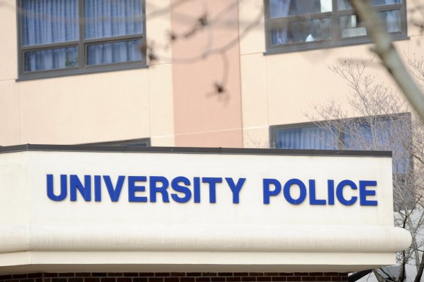 大学警察在大楼上签名图片下载