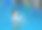 年轻的亚洲妈妈在游泳池教小男孩图片下载