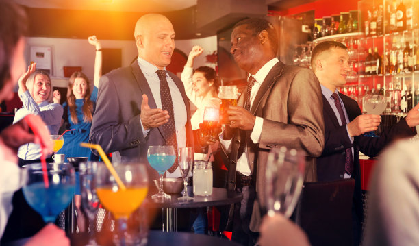 非洲人和白人在公司聚会上聊天图片下载