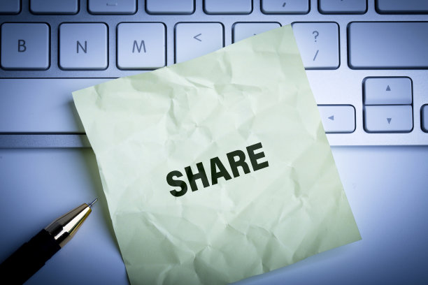 在办公桌上的报纸上分享信息图片下载