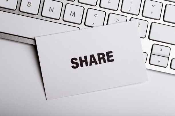 在办公桌上的报纸上分享信息图片下载