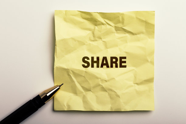 在办公桌上的报纸上分享信息图片下载