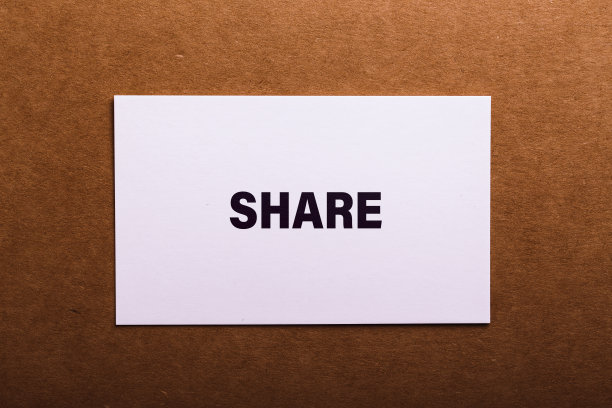 在办公桌上的报纸上分享信息图片下载