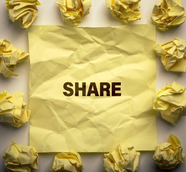 在办公桌上的报纸上分享信息图片下载