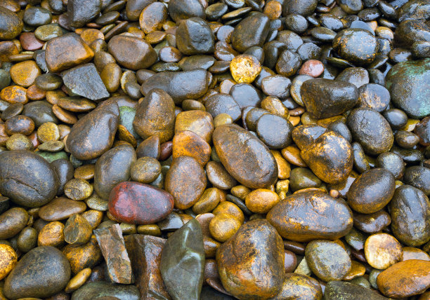 五颜六色的图案形状的石头。图片下载