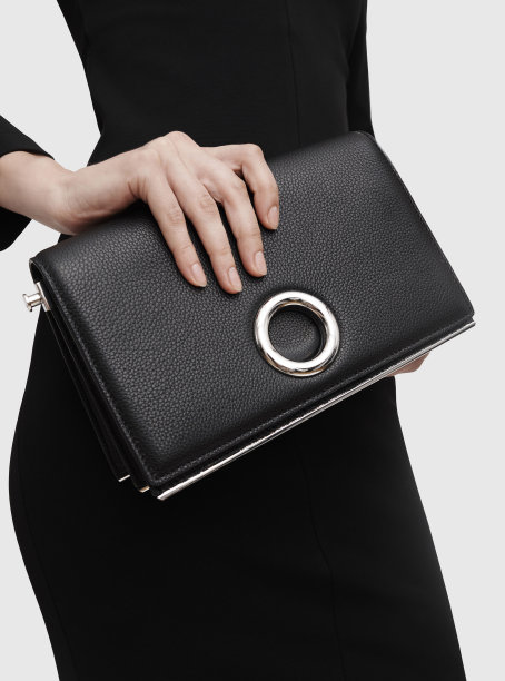 经典的黑色包与哑光完成银色配件和白色背景图片下载