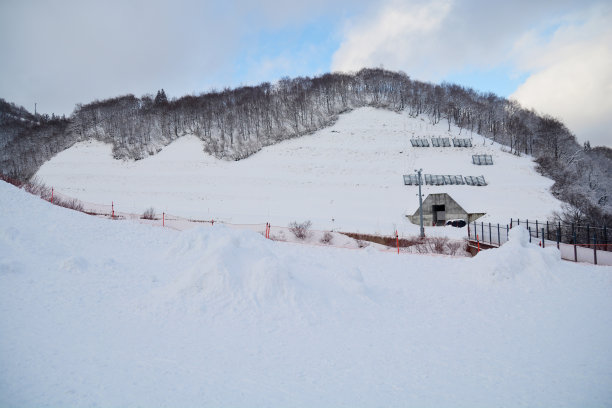在日本新泻的加拉泽滑雪场滑雪和滑雪图片下载