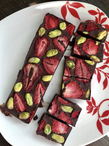 用草莓干和开心果自制巧克力。图片下载