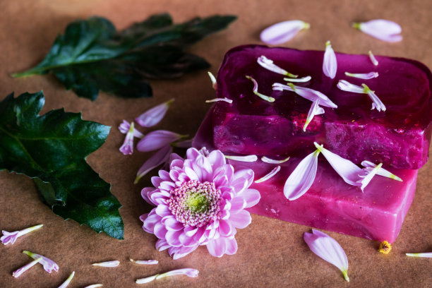 手工温泉天然香皂特写鲜花和花瓣图片下载