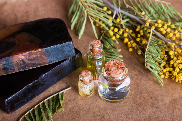 手工温泉天然肥皂特写在鲜花的背景图片下载