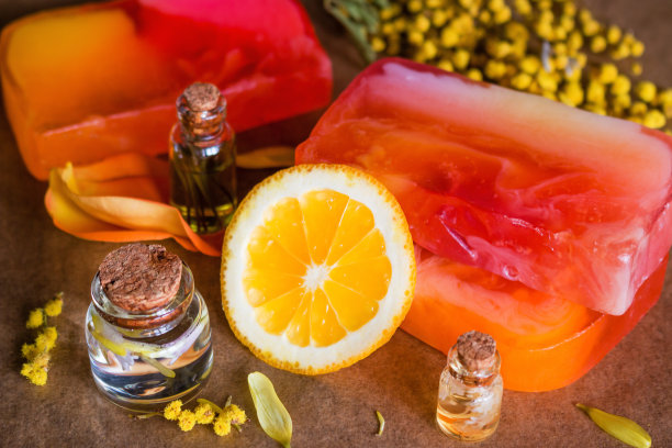 手工香皂与鲜花、橙色和化妆品油近距离图片下载