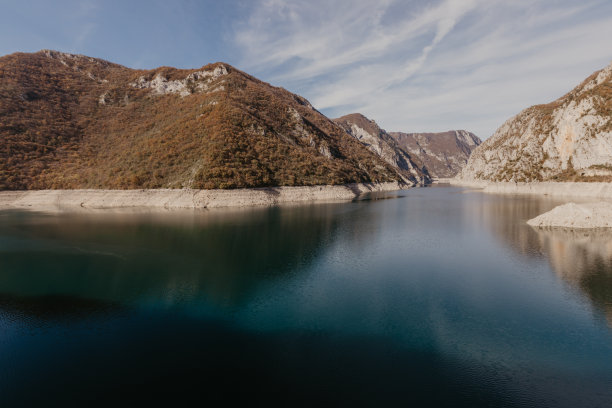 皮瓦河大峡谷的景色。地点国家公园Durmitor, Pluzine镇，黑山，巴尔干，欧洲。热门旅游目的地的风景图像。发现地球之美。——图片图片下载