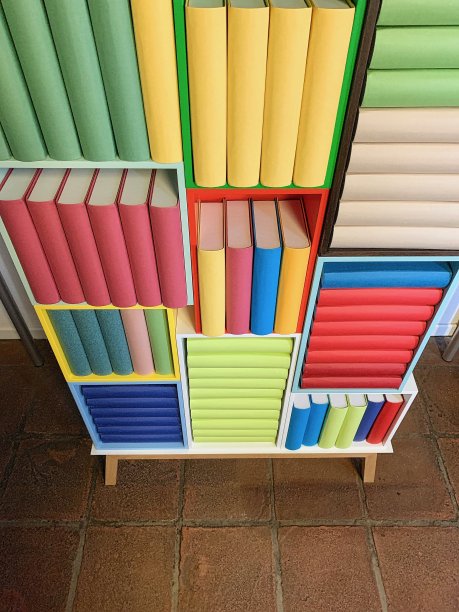 彩色的没有名字的书在盒子里图片下载