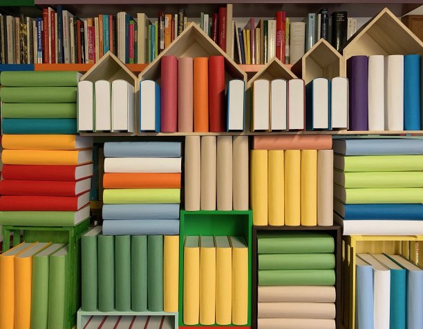 彩色的没有名字的书在盒子里图片下载