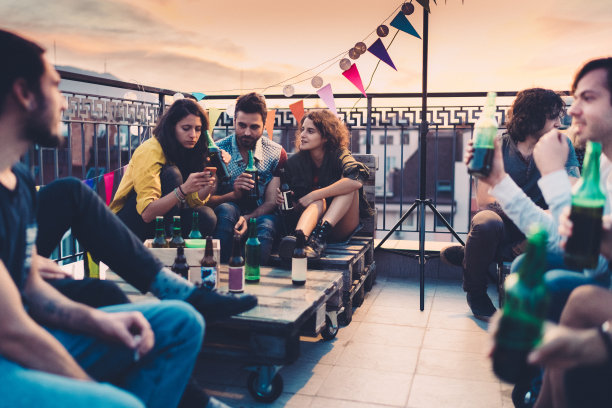 屋顶上的社交聚会图片下载