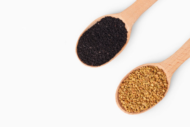 木质汤匙，配上香料图片下载