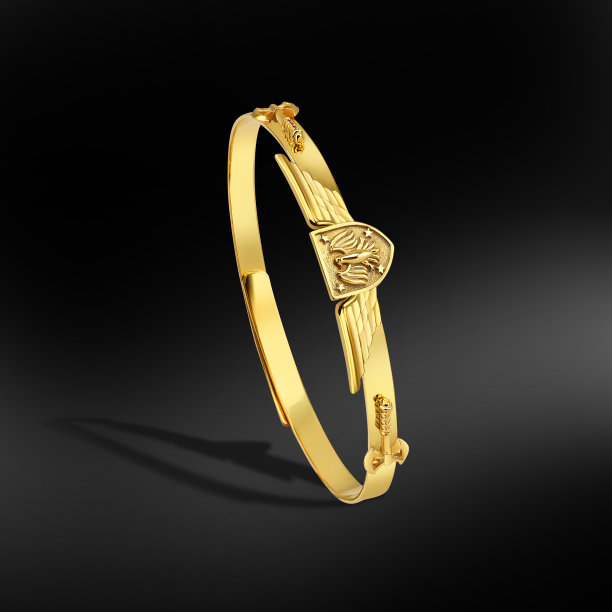 男人和女人金斧头和老鹰盾手镯图片下载