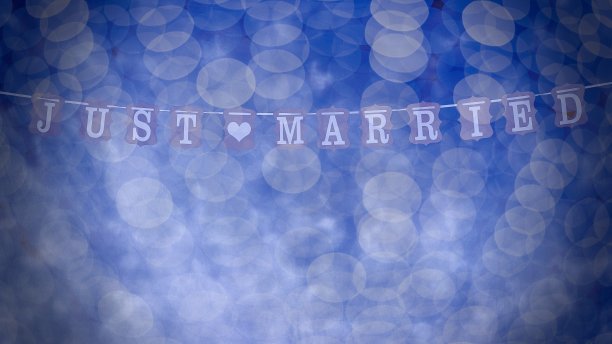 刚刚结婚的文本在云蓝点背景图片下载