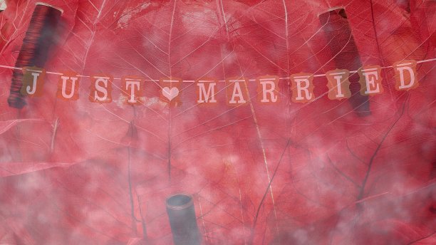 刚刚结婚的文字上多云的红叶背景图片下载
