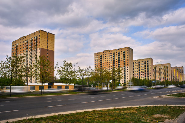 交通和外墙的一个住宅高层建筑图片下载
