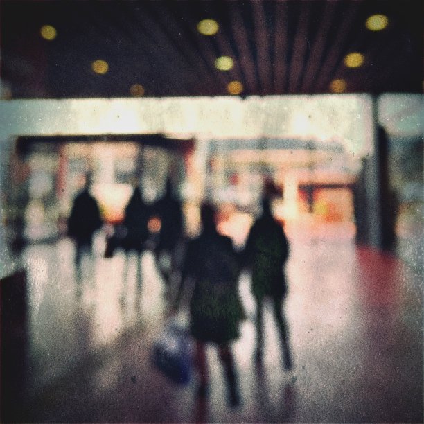 人们在购物中心散步的散焦视图图片下载