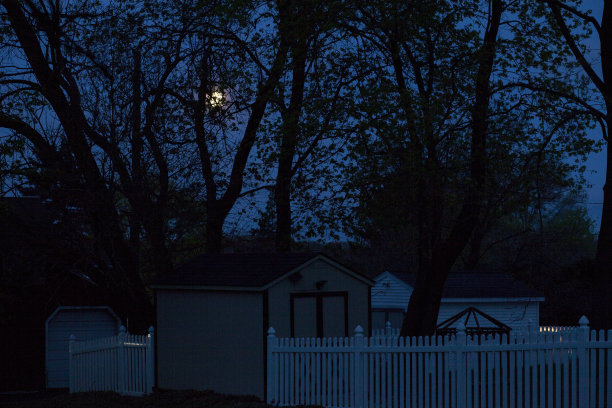 红色的满月和篱笆图片下载