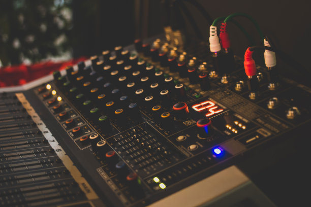 数字技术面板音响音响音乐混音控制，立体声设备。软焦点,模糊图片下载