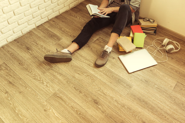 在工作休息期间做家务的男人图片下载