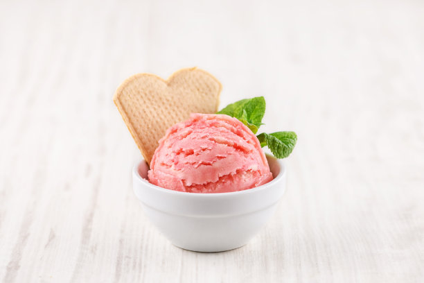 草莓冰淇淋与碗木背景图片下载