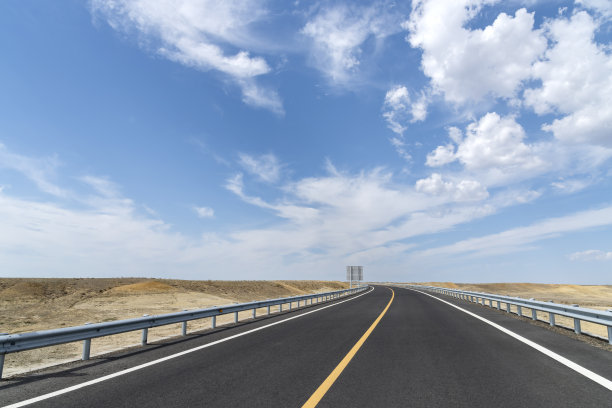 公路透视在天际线与蓝天白云的天空背景图片下载