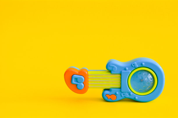 玩具吉他孤立在黄色背景。图片下载