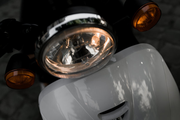 年轻活泼的女孩骑着滑板车在欧洲城市图片下载