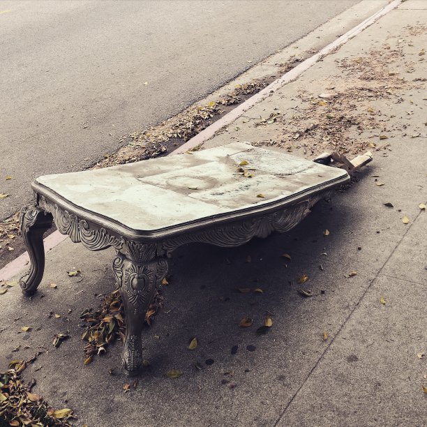 破碎的咖啡桌图片下载