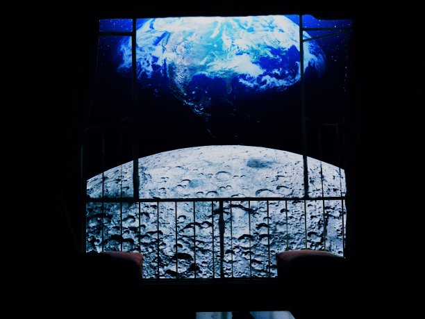 窗外的月亮图片下载