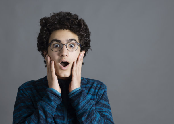 惊讶的十几岁的男孩图片下载