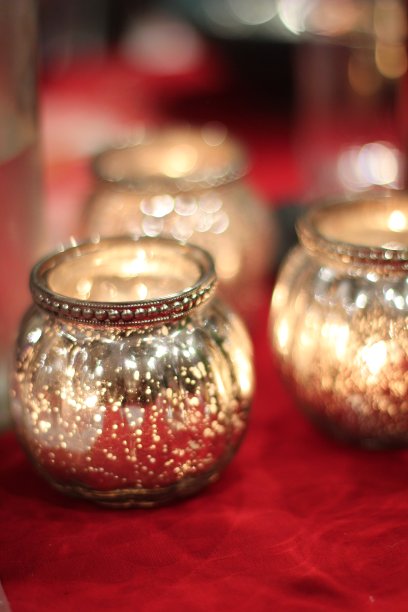 红色桌布上点缀着银光的茶灯蜡烛图片下载