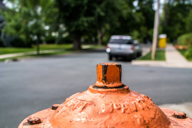 城市街道上的消防栓图片下载