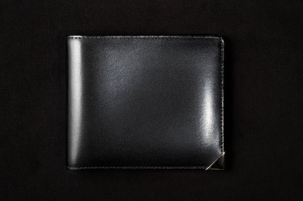 男士的黑色皮革钱包。图片下载