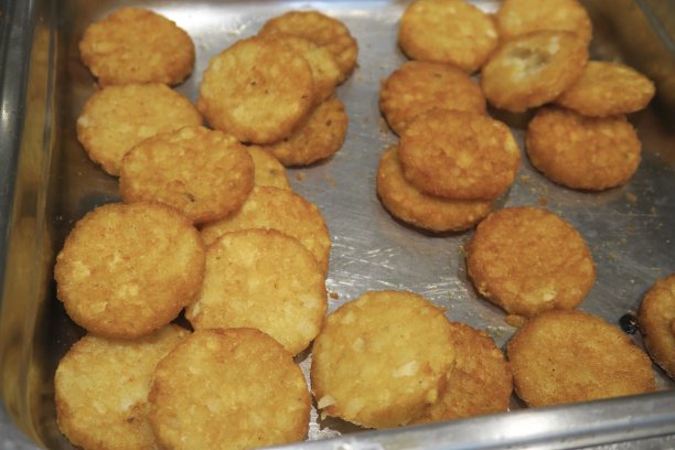 酒店餐厅的北印度自助早餐，有炸土豆、咖喱香料、新鲜豌豆、油腻而不健康的早餐照片，类似于印度和巴基斯坦流行的土豆饼和土豆烤饼图片下载