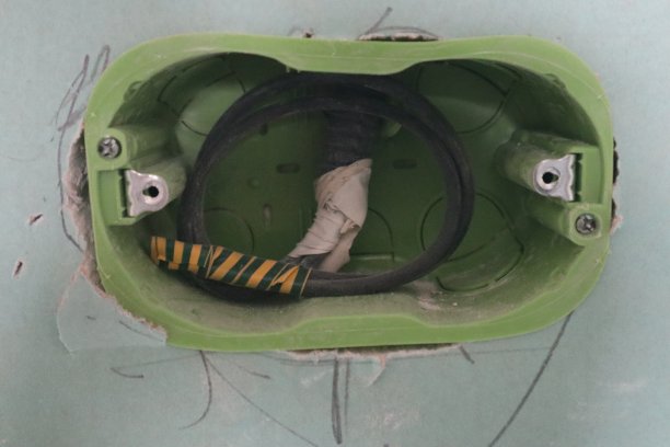 旧墙上的电子管图片下载