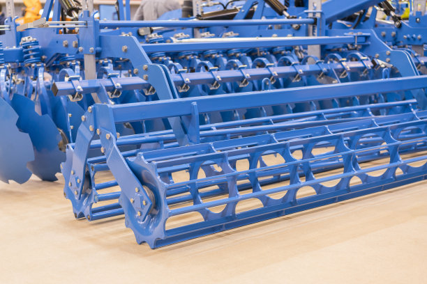 用于土壤耕作的农业机械。新型现代农业机械。垂直的照片。新的农业设备。图片下载