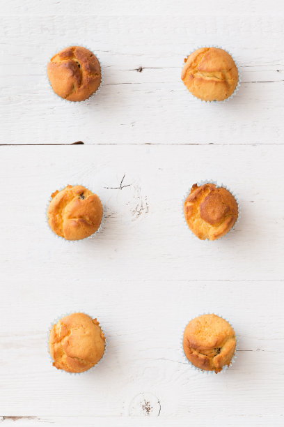 6个自制香草松饼的特写在白色复古的木制背景上。健康食品,零食。图片下载