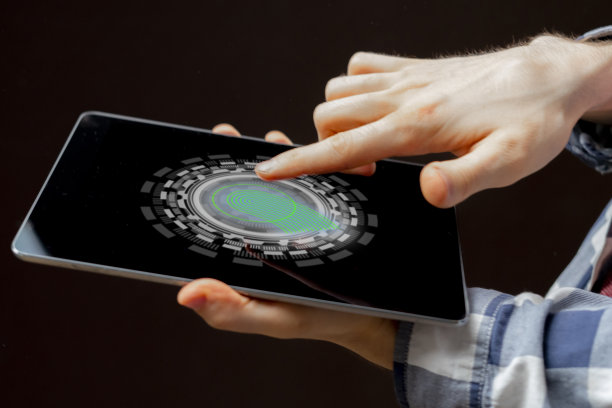 人的手上有一个小装置的触摸屏，可以扫描指纹图片下载