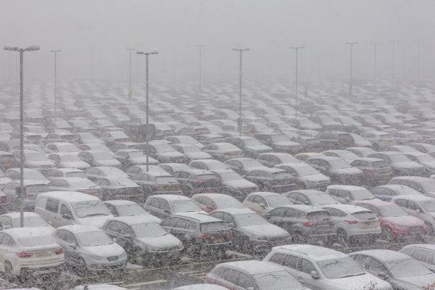爱丁堡机场的汽车在冬天的雪在苏格兰英格兰英国图片下载