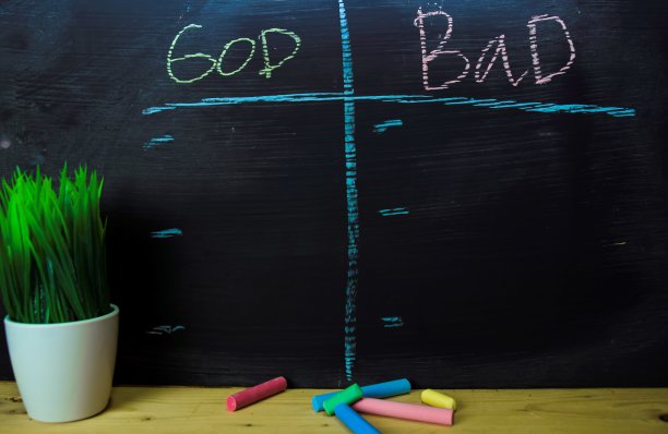 上帝或坏用彩色粉笔的概念写在黑板上图片下载